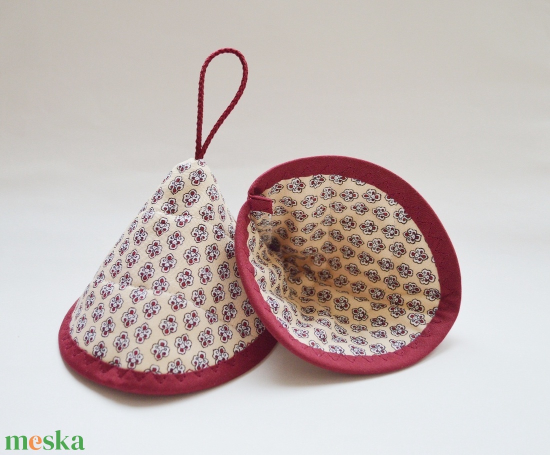 Edényfogó, fedőfogó, fülfogó - apró mintával, bordó szegéllyel (2 db) - otthon & életmód - konyhafelszerelés, tálalás - konyhai textil - edényfogó & edényfedő - Meska.hu Edényfogó, fedőfogó, fülfogó - apró mintával, bordó szegéllyel (2 db) - otthon & életmód - konyhafelszerelés, tálalás - konyhai textil - edényfogó & edényfedő - Meska.hu