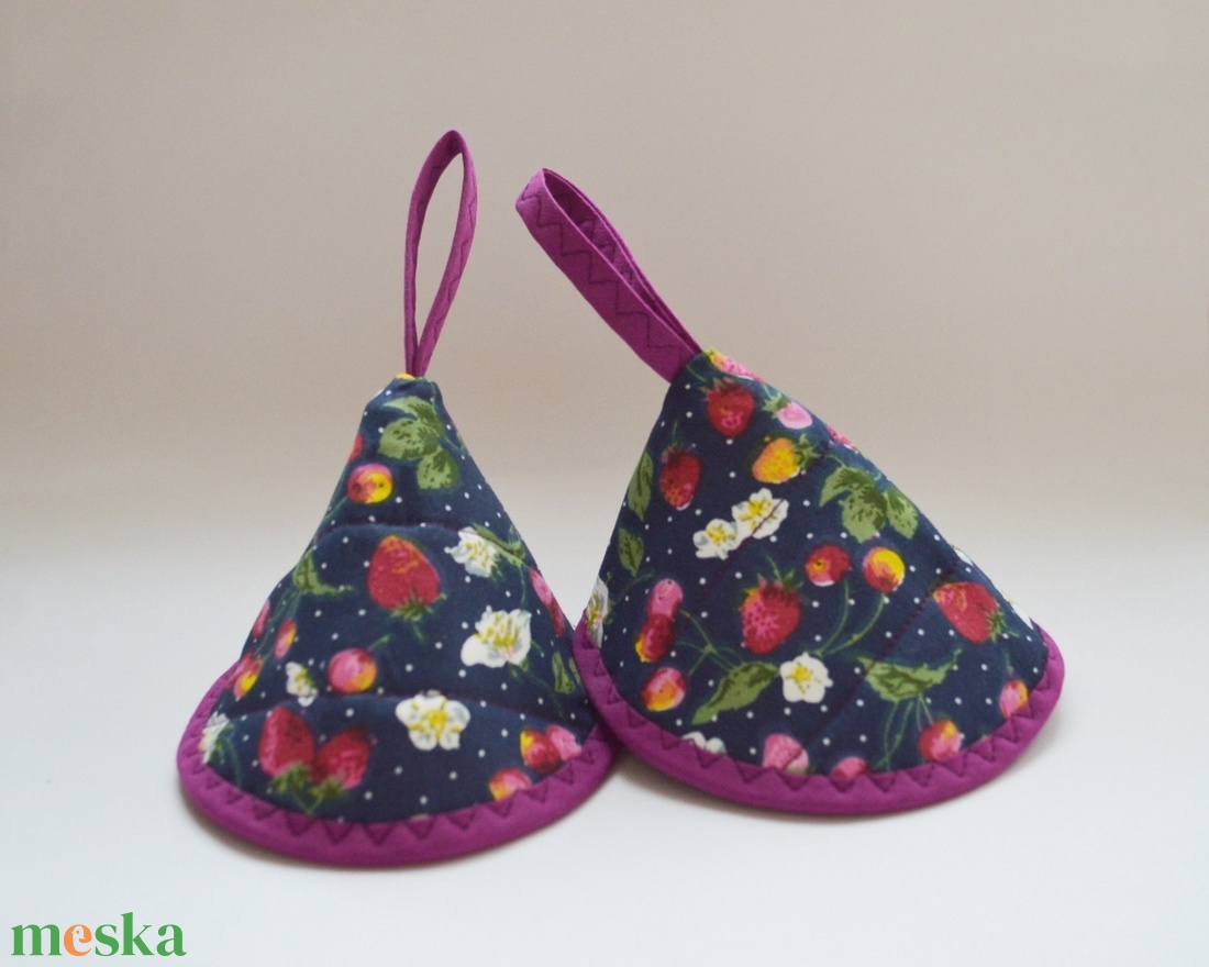 Edényfogó, fedőfogó, fülfogó - sötét alapon epres mintával mintával (2 db) leírása - otthon & életmód - konyhafelszerelés, tálalás - konyhai textil - edényfogó & edényfedő - Meska.hu