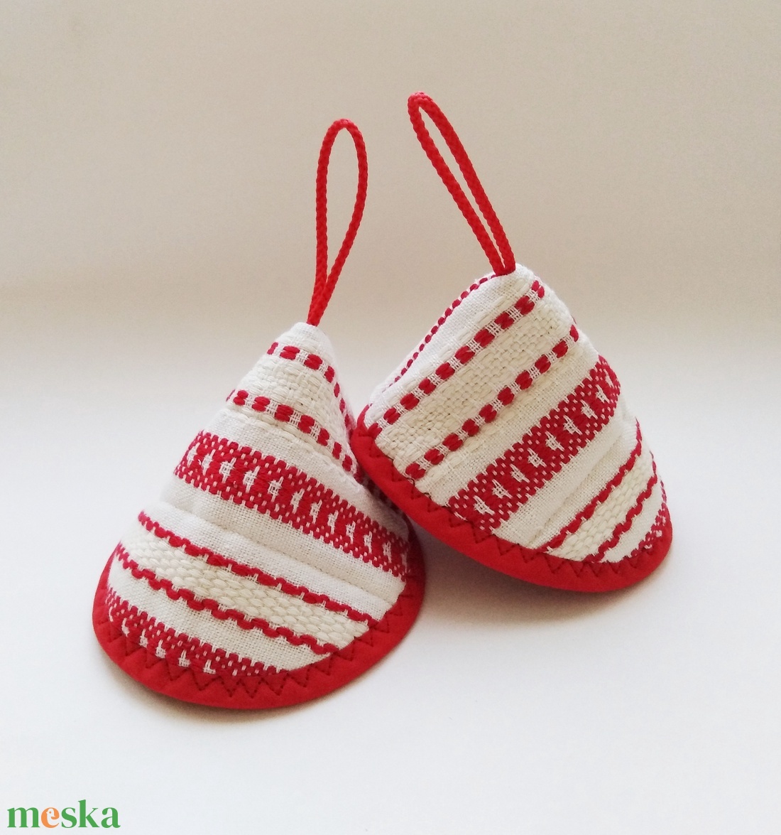 Edényfogó, fedőfogó, fülfogó - magyaros, szőttes anyagból, piros szegéllyel (2 db) - otthon & életmód - konyhafelszerelés, tálalás - konyhai textil - edényfogó & edényfedő - Meska.hu Edényfogó, fedőfogó, fülfogó - magyaros, szőttes anyagból, piros szegéllyel (2 db) - otthon & életmód - konyhafelszerelés, tálalás - konyhai textil - edényfogó & edényfedő - Meska.hu
