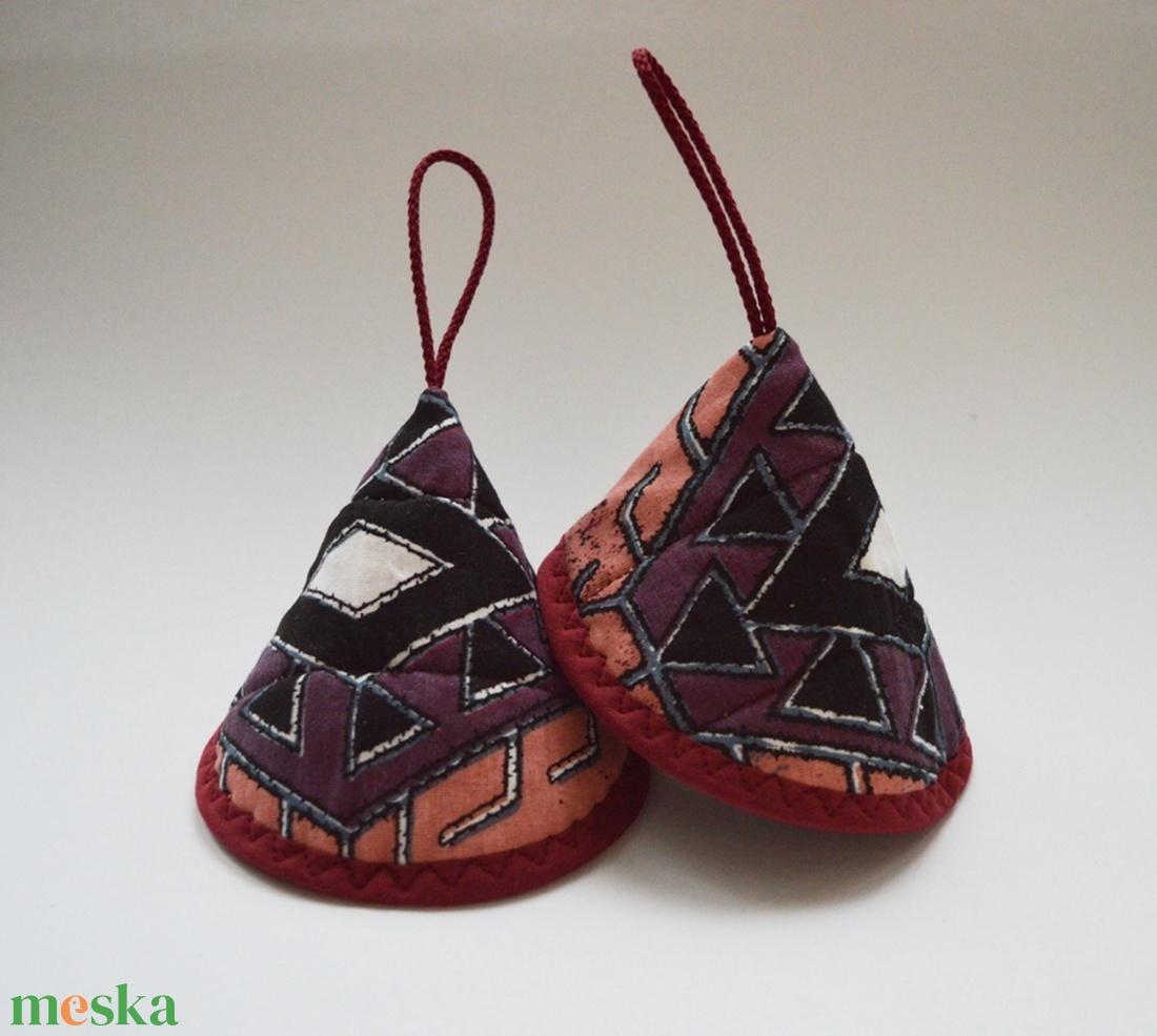 Edényfogó, fedőfogó, fülfogó - fekete alapon, geometrikus mintával, bordó szegéllyel (2 db) - otthon & életmód - konyhafelszerelés, tálalás - konyhai textil - edényfogó & edényfedő - Meska.hu Edényfogó, fedőfogó, fülfogó - fekete alapon, geometrikus mintával, bordó szegéllyel (2 db) - otthon & életmód - konyhafelszerelés, tálalás - konyhai textil - edényfogó & edényfedő - Meska.hu