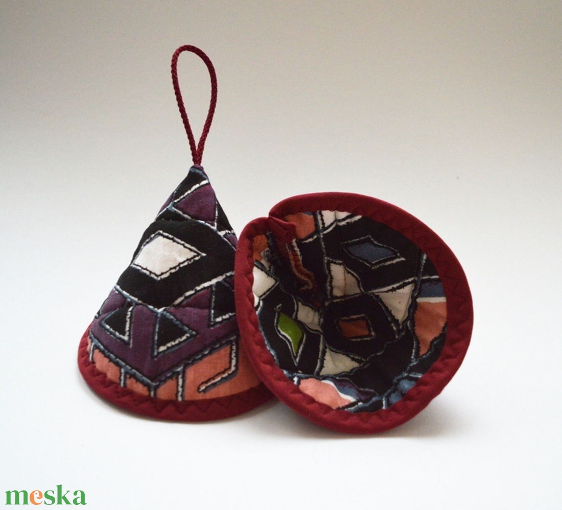 Edényfogó, fedőfogó, fülfogó - fekete alapon, geometrikus mintával, bordó szegéllyel (2 db) - otthon & életmód - konyhafelszerelés, tálalás - konyhai textil - edényfogó & edényfedő - Meska.hu Edényfogó, fedőfogó, fülfogó - fekete alapon, geometrikus mintával, bordó szegéllyel (2 db) - otthon & életmód - konyhafelszerelés, tálalás - konyhai textil - edényfogó & edényfedő - Meska.hu