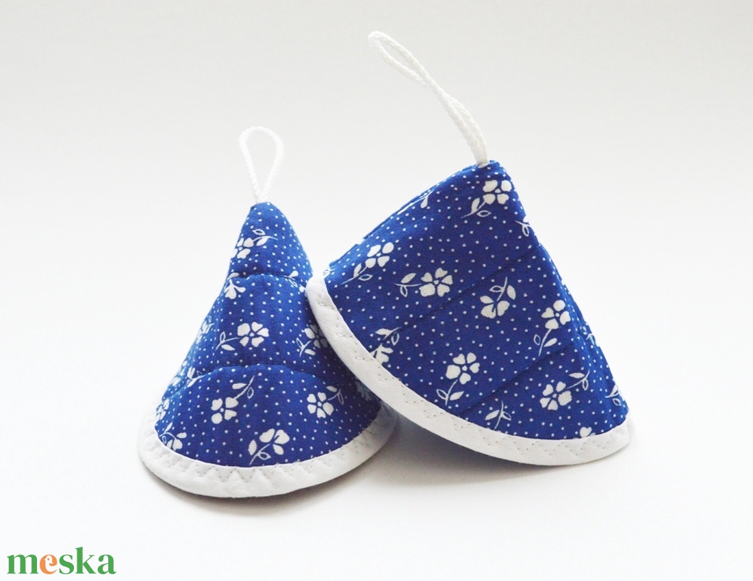 Edényfogó, fedőfogó, fülfogó - kék, fehér virágos mintával, fehér szegéllyel (2 db) leírása - otthon & életmód - konyhafelszerelés, tálalás - konyhai textil - edényfogó & edényfedő - Meska.hu