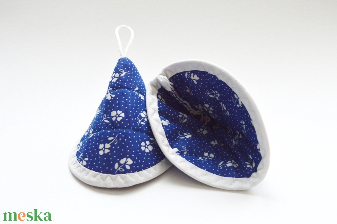 Edényfogó, fedőfogó, fülfogó - kék, fehér virágos mintával, fehér szegéllyel (2 db) leírása - otthon & életmód - konyhafelszerelés, tálalás - konyhai textil - edényfogó & edényfedő - Meska.hu