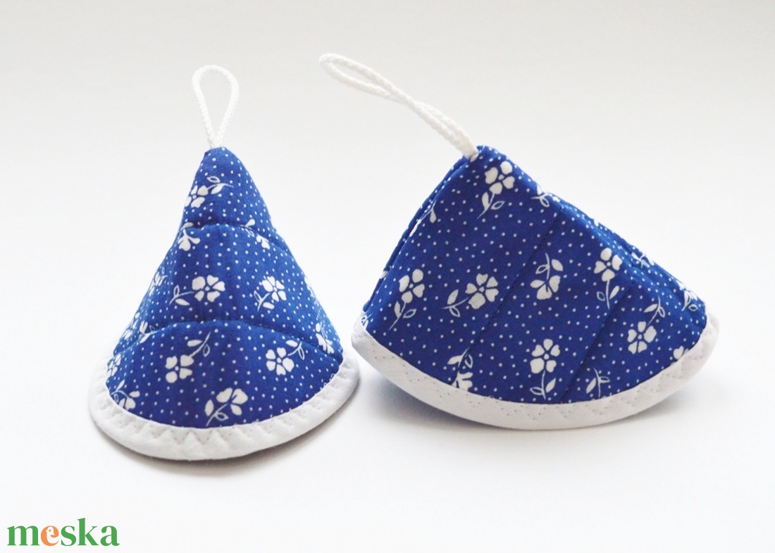 Edényfogó, fedőfogó, fülfogó - kék, fehér virágos mintával, fehér szegéllyel (2 db) leírása - otthon & életmód - konyhafelszerelés, tálalás - konyhai textil - edényfogó & edényfedő - Meska.hu