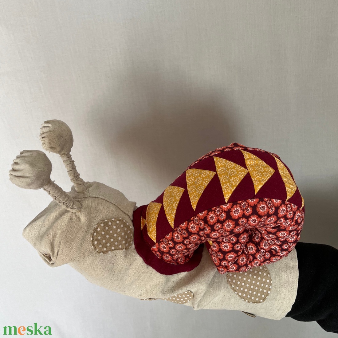 Csodacsiga báb - Bordó - sárga - játék & sport - bábok - kesztyűbáb - Meska.hu