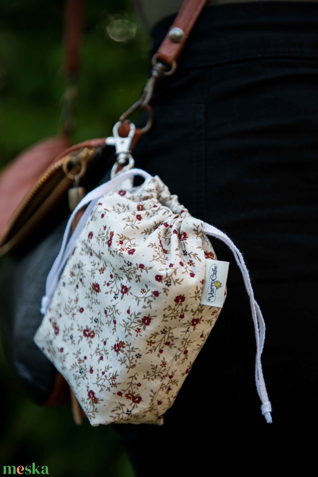 Textil zacskó tartó - Bordó apró virágos - táska & tok - bevásárlás & shopper táska - zöldség/gyümölcs zsák - Meska.hu