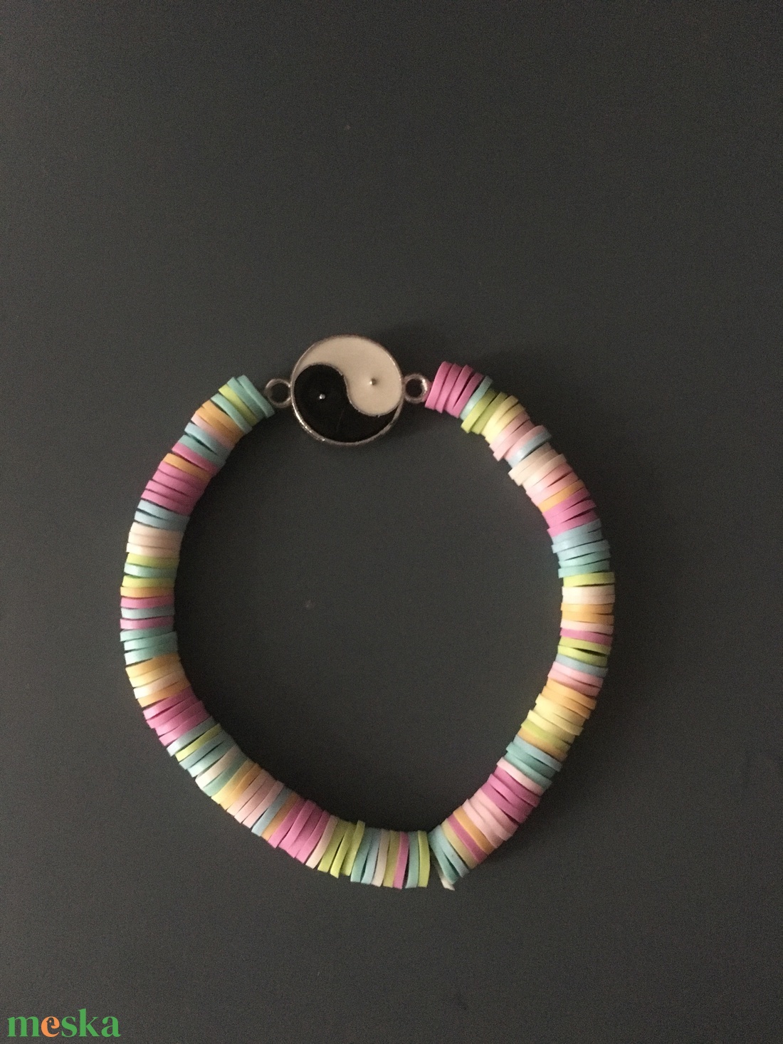 Színes cukorka karkötő yin yang dísszel  - ékszer - karkötő - charm karkötő - Meska.hu