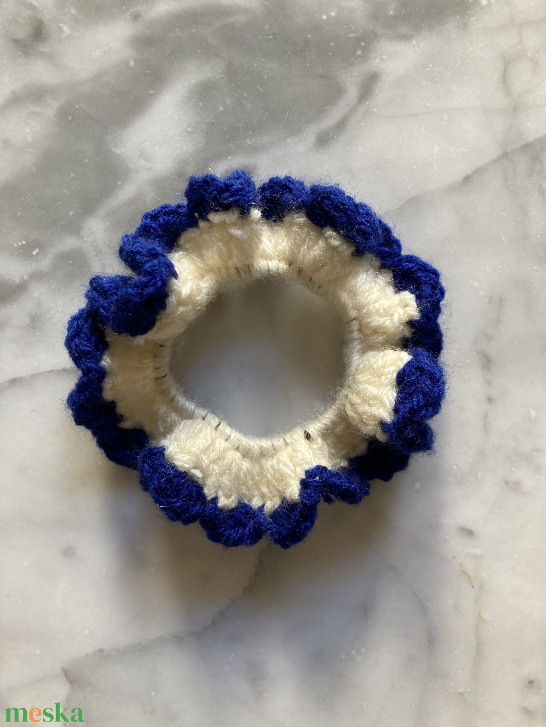 Horgolt scrunchie fodros szegéllyel  - ruha & divat - hajdísz & hajcsat - hajgumi - Meska.hu