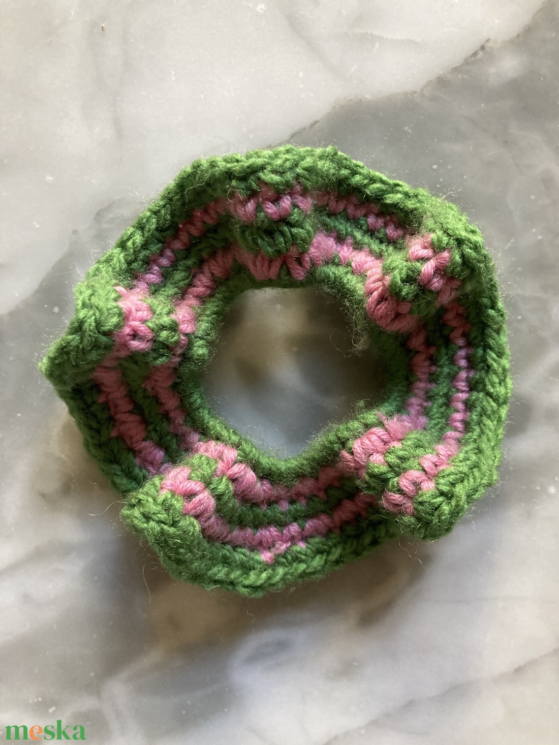 Rózsaszín csíkos horgolt scrunchie - ruha & divat - hajdísz & hajcsat - hajgumi - Meska.hu