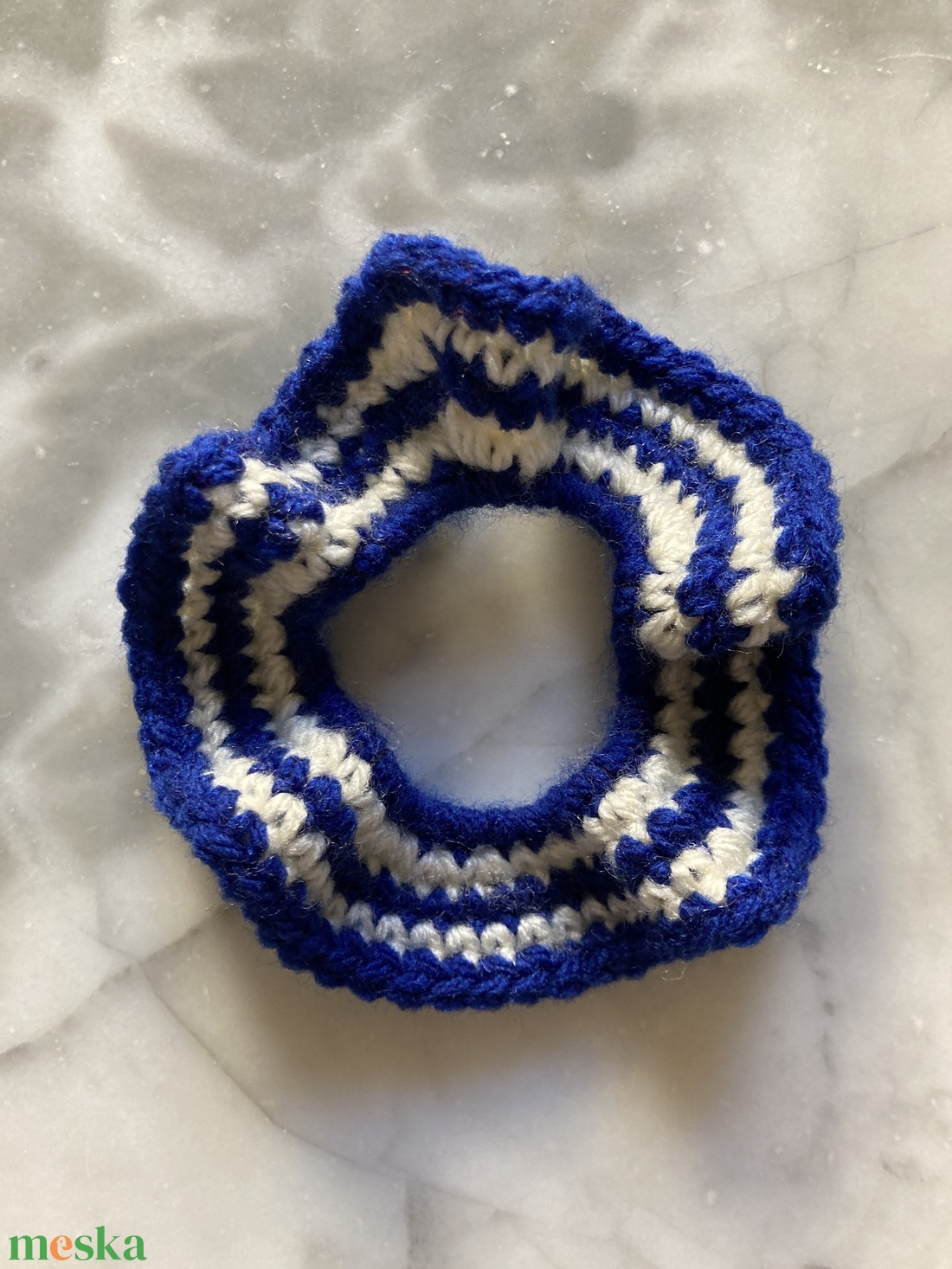 Fehér csíkos horgolt scrunchie  - ruha & divat - hajdísz & hajcsat - hajgumi - Meska.hu