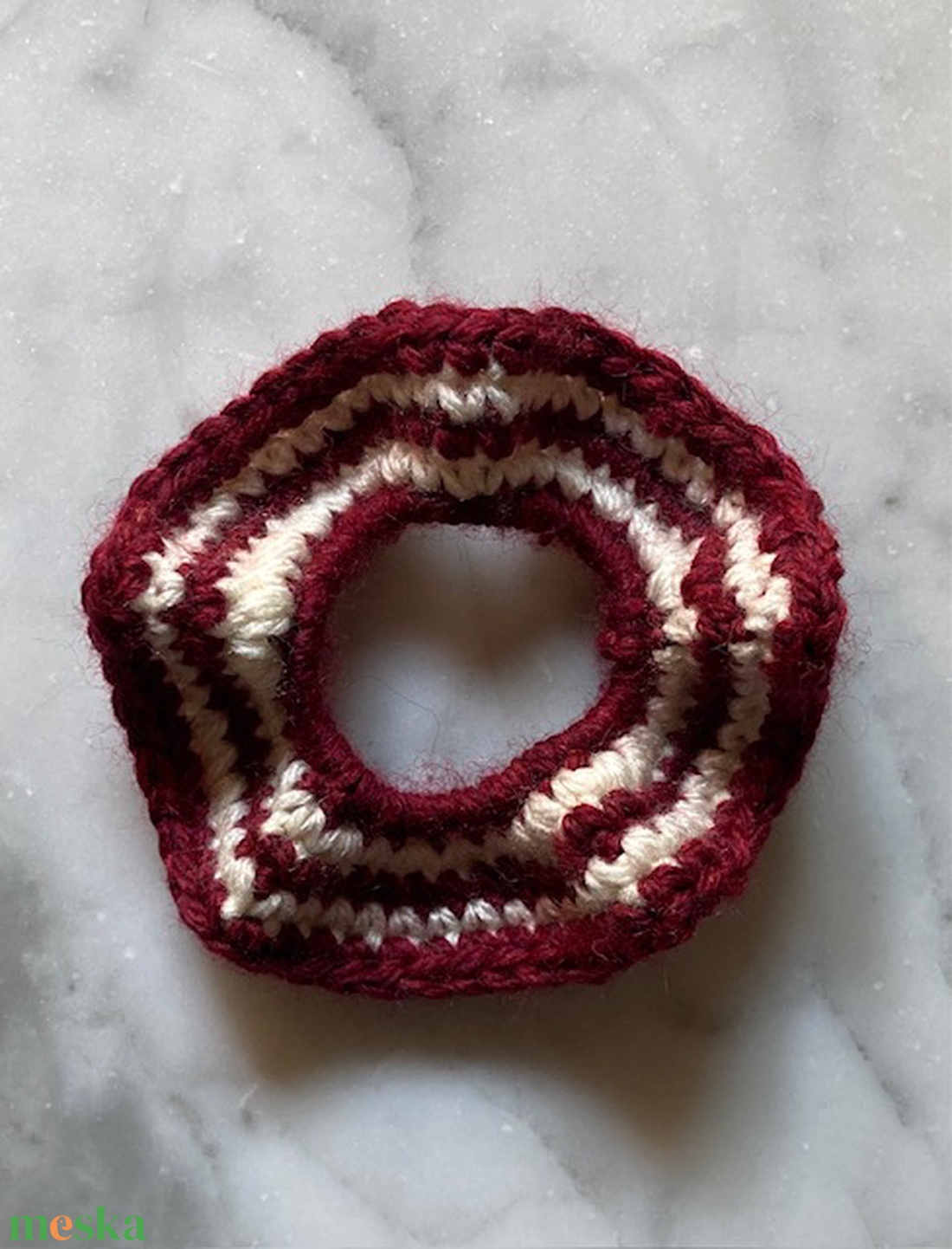 Fehér csíkos horgolt scrunchie  - ruha & divat - hajdísz & hajcsat - hajgumi - Meska.hu