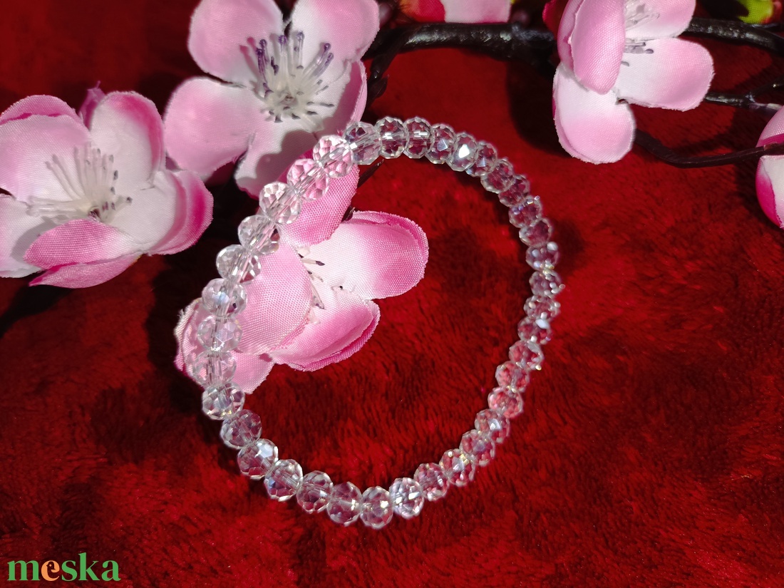 Tiszta elegancia 6 mm-es áttetsző üveggyöngy karkötő - ékszer - karkötő - gyöngyös karkötő - Meska.hu Tiszta elegancia 6 mm-es áttetsző üveggyöngy karkötő - ékszer - karkötő - gyöngyös karkötő - Meska.hu