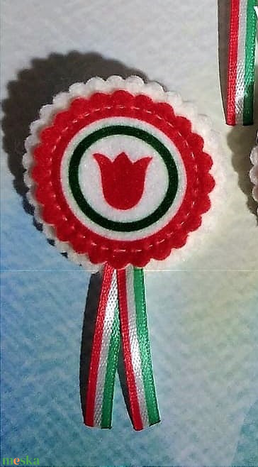 Kokárda tulipánfej középpel (kitűző alappal a hátulján) - ékszer - kitűző és bross - kitűző - Meska.hu Kokárda tulipánfej középpel (kitűző alappal a hátulján) - ékszer - kitűző és bross - kitűző - Meska.hu