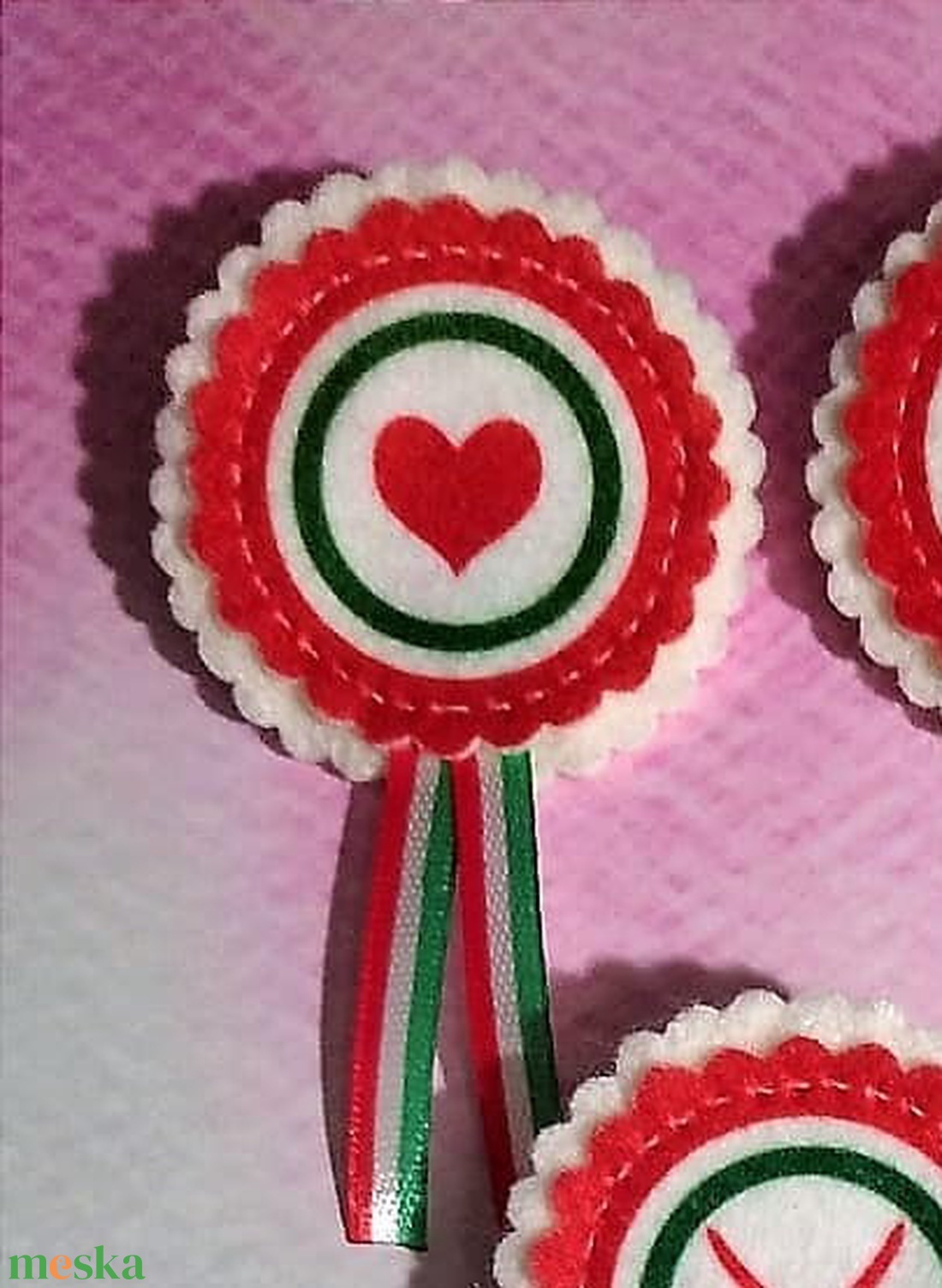 Kokárda szív középpel (kitűző alappal a hátulján) - ékszer - kitűző és bross - kitűző - Meska.hu Kokárda szív középpel (kitűző alappal a hátulján) - ékszer - kitűző és bross - kitűző - Meska.hu