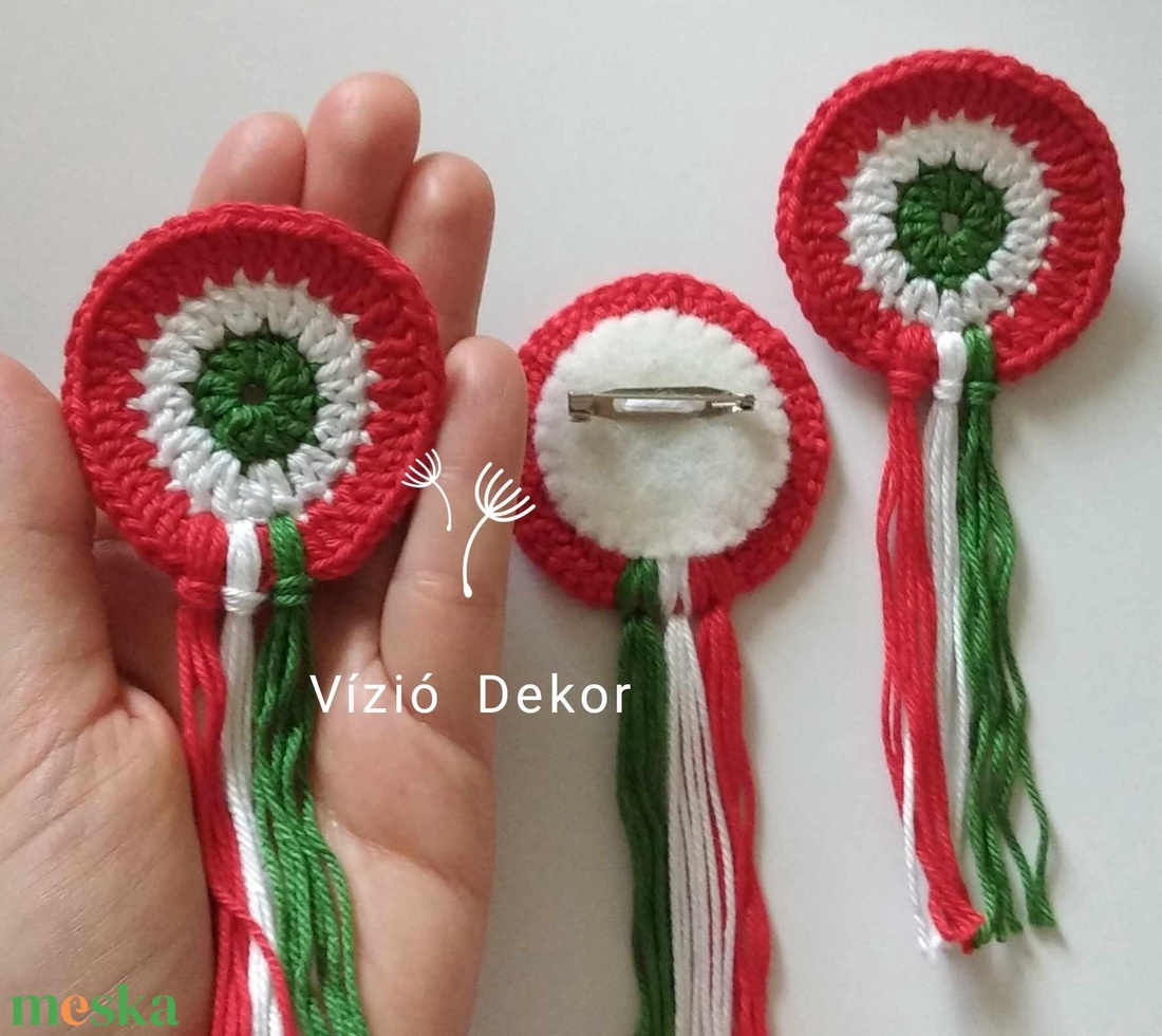 Kokárda horgolt (kitűző alappal a hátulján) - ékszer - kitűző és bross - kitűző - Meska.hu Kokárda horgolt (kitűző alappal a hátulján) - ékszer - kitűző és bross - kitűző - Meska.hu