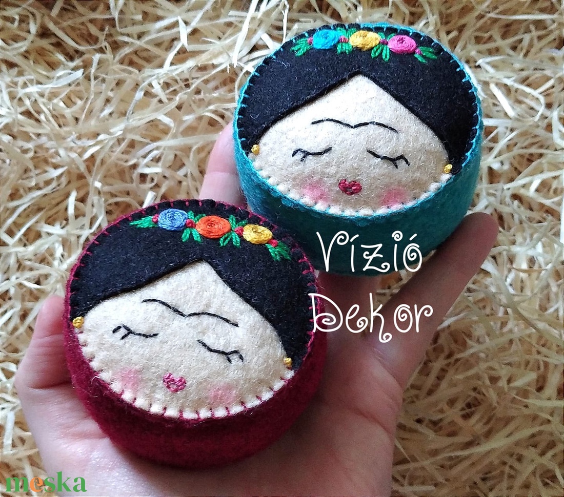Hímzett, filc Frida tűpárna  2 színben - otthon & életmód - dekoráció - dísztárgy - Meska.hu