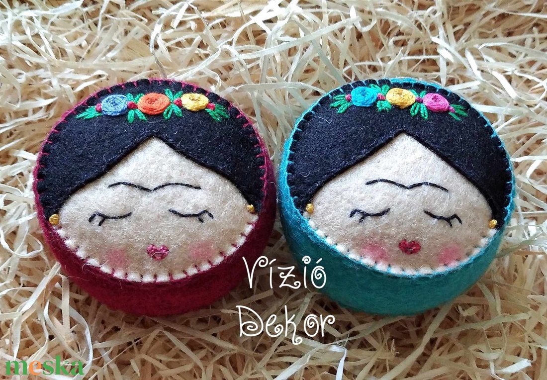 Hímzett, filc Frida tűpárna  2 színben - otthon & életmód - dekoráció - dísztárgy - Meska.hu