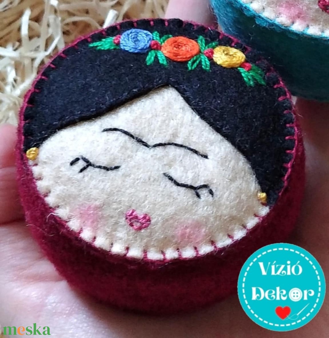 Hímzett, filc Frida tűpárna - otthon & életmód - dekoráció - dísztárgy - Meska.hu Hímzett, filc Frida tűpárna - otthon & életmód - dekoráció - dísztárgy - Meska.hu