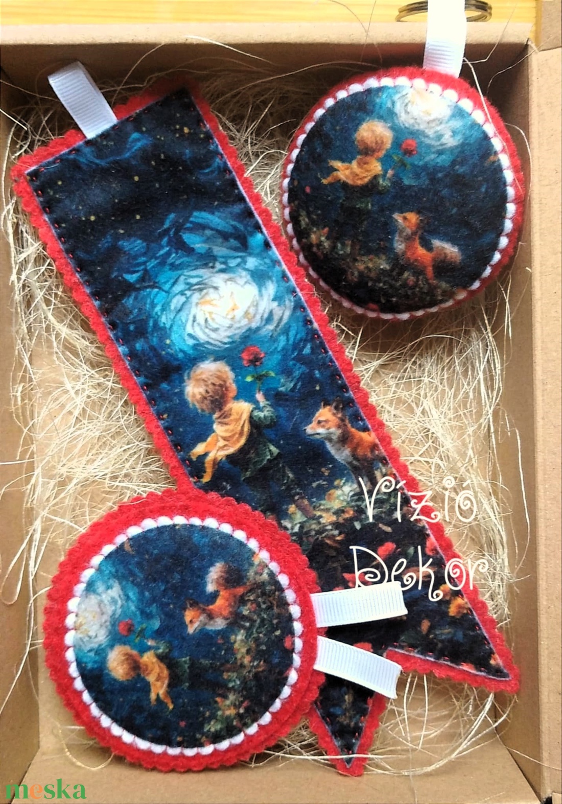Kis herceg box 3 részes (könyvjelző, kulcstartó, hűtőmágnes) - otthon & életmód - dekoráció - dísztárgy - Meska.hu Kis herceg box 3 részes (könyvjelző, kulcstartó, hűtőmágnes) - otthon & életmód - dekoráció - dísztárgy - Meska.hu