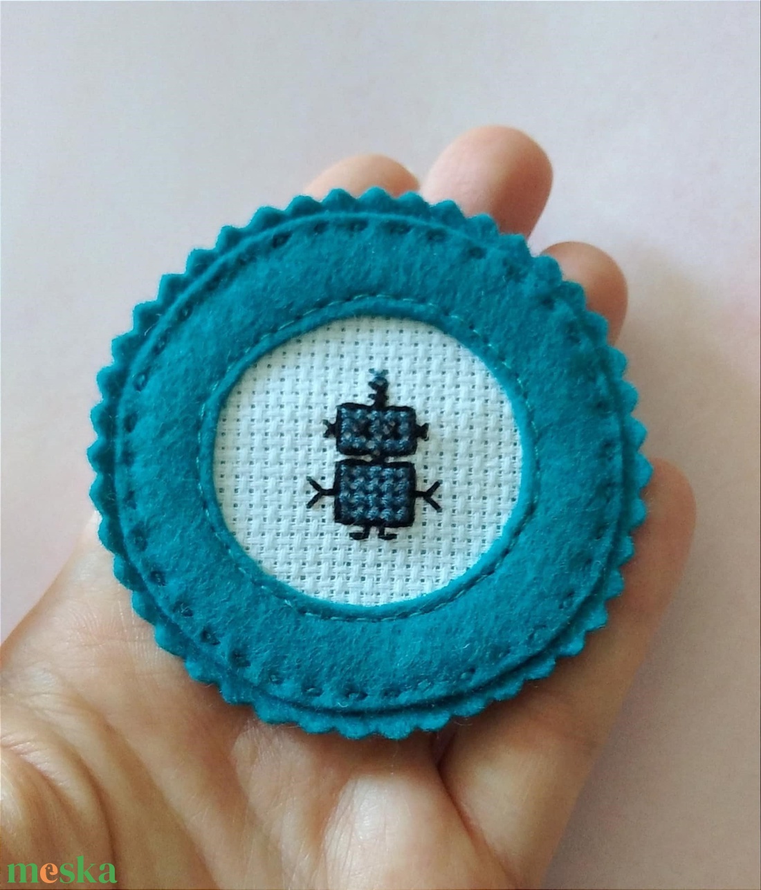 Keresztszemes kitűző robotos - ékszer - kitűző és bross - kitűző - Meska.hu