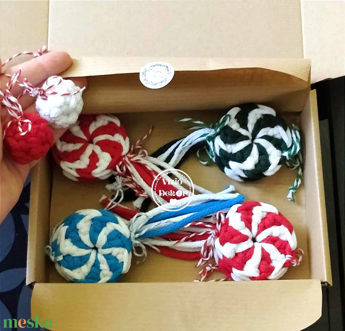 Cukorka karácsonyfadísz box zsinórfonalból (8+ 2db ajándék mini gömb) - karácsony - karácsonyi lakásdekoráció - karácsonyfadíszek - Meska.hu Cukorka karácsonyfadísz box zsinórfonalból (8+ 2db ajándék mini gömb) - karácsony - karácsonyi lakásdekoráció - karácsonyfadíszek - Meska.hu