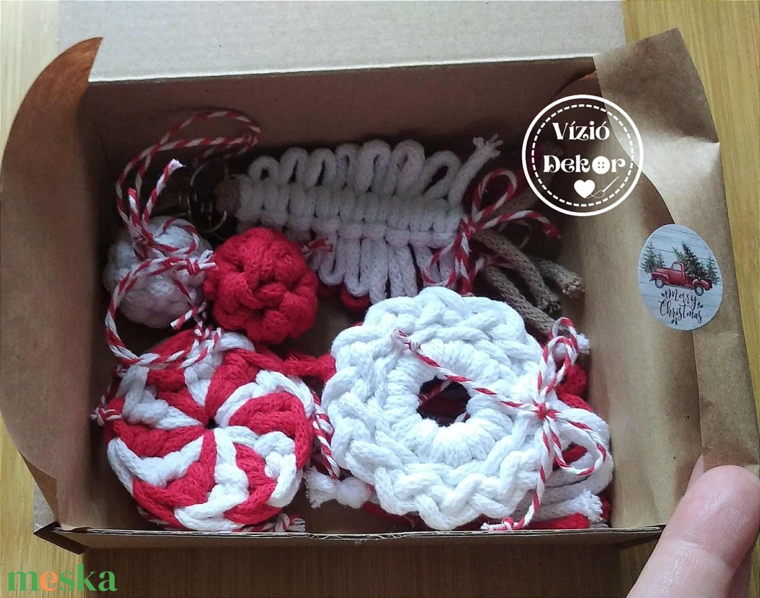 Karácsonyfadísz box zsinórfonalból (6+2 db ajándék dísszel) - karácsony - karácsonyi lakásdekoráció - karácsonyfadíszek - Meska.hu Karácsonyfadísz box zsinórfonalból (6+2 db ajándék dísszel) - karácsony - karácsonyi lakásdekoráció - karácsonyfadíszek - Meska.hu