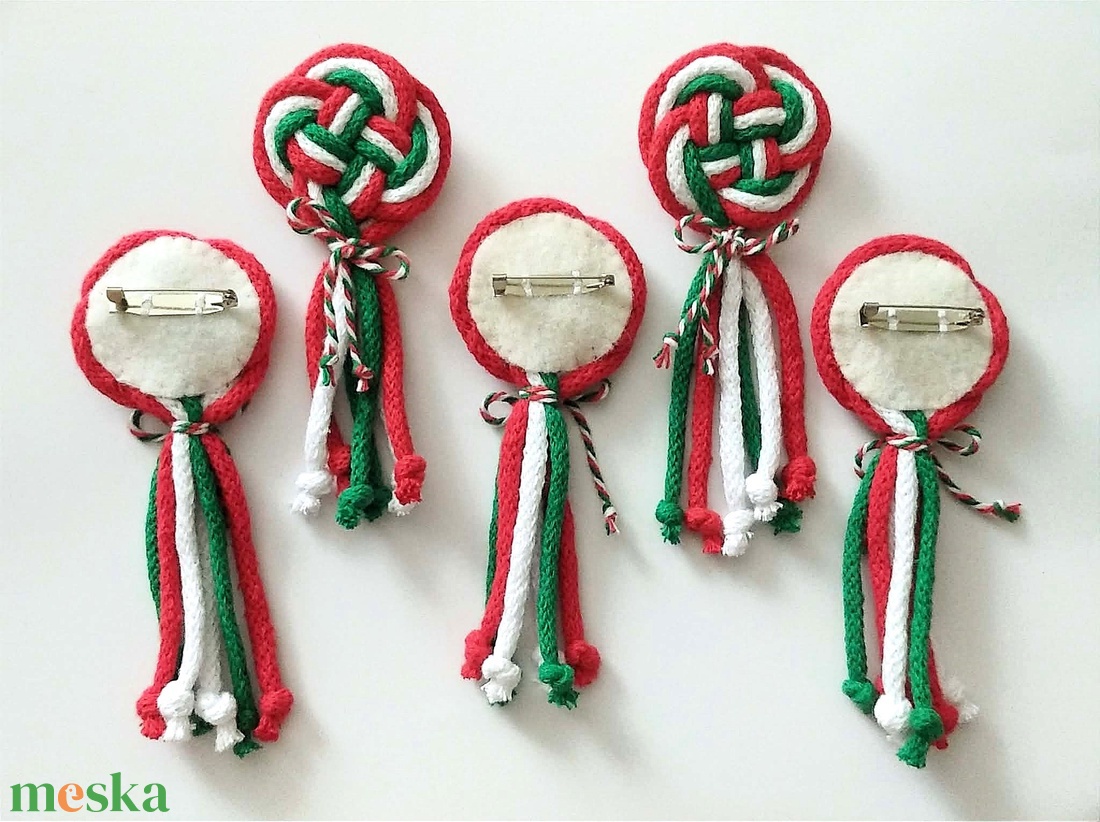 Zsinórfonal kokárda, filc hátlapos, kitűző alappal - ékszer - kitűző és bross - Meska.hu