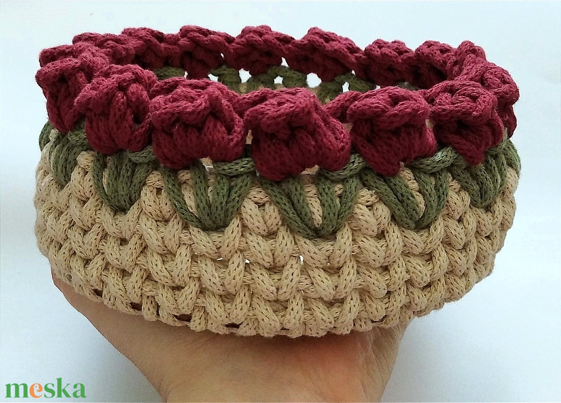 Tulipános horgolt tároló kedvezményes áron! - otthon & életmód - dekoráció - asztal és polc dekoráció - dekorációs tál, tartó - Meska.hu