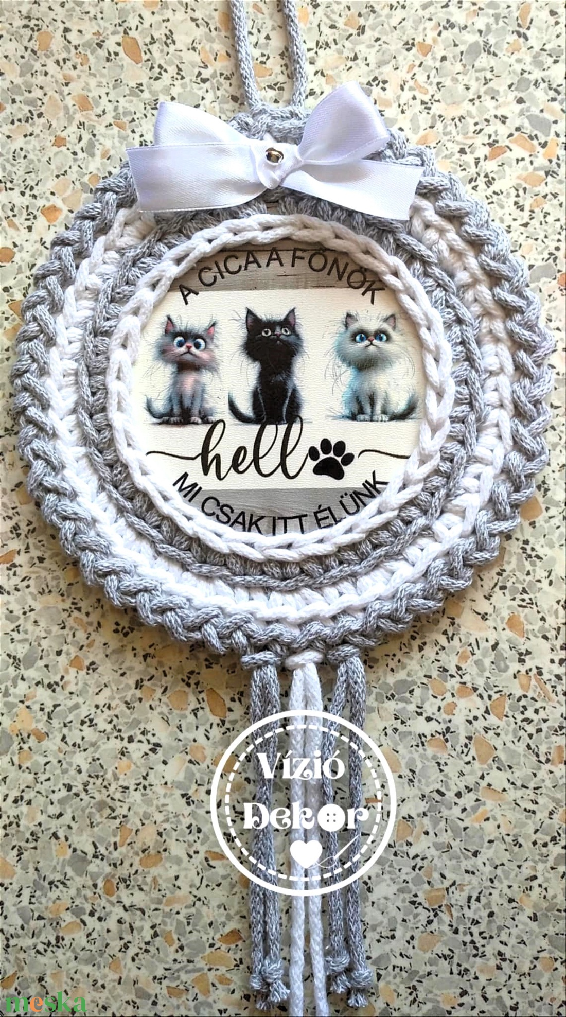 Horgolt  cica a főnök tábladísz - otthon & életmód - dekoráció - fali és függő dekoráció - függődísz - Meska.hu