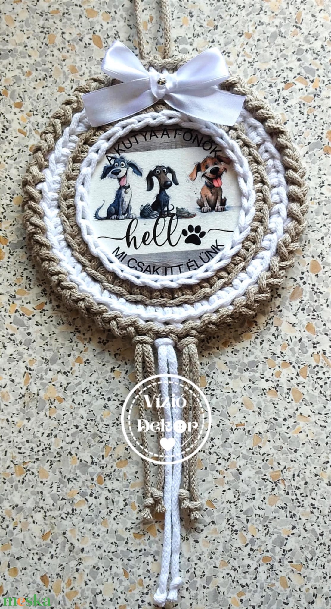 Horgolt  kutya a főnök tábladísz - otthon & életmód - dekoráció - fali és függő dekoráció - függődísz - Meska.hu