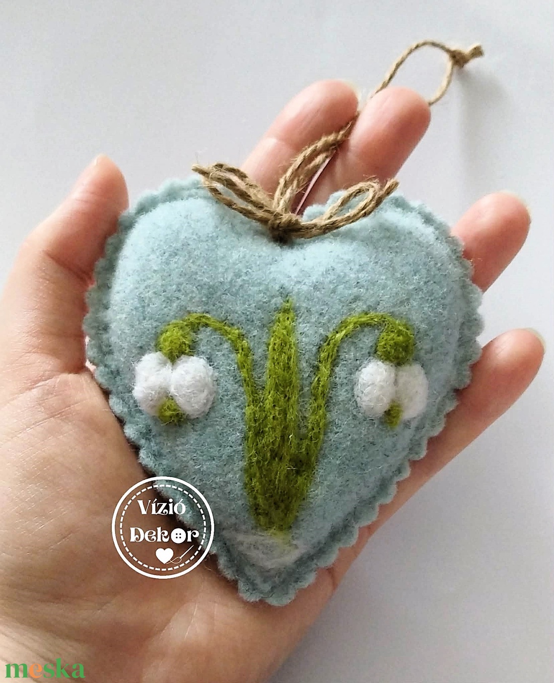 Tűnemezelt hóvirágos szív  világos melír kék - otthon & életmód - dekoráció - fali és függő dekoráció - függődísz - Meska.hu