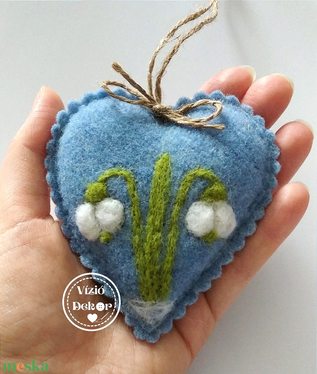 Tűnemezelt hóvirágos szív kék - otthon & életmód - dekoráció - fali és függő dekoráció - függődísz - Meska.hu