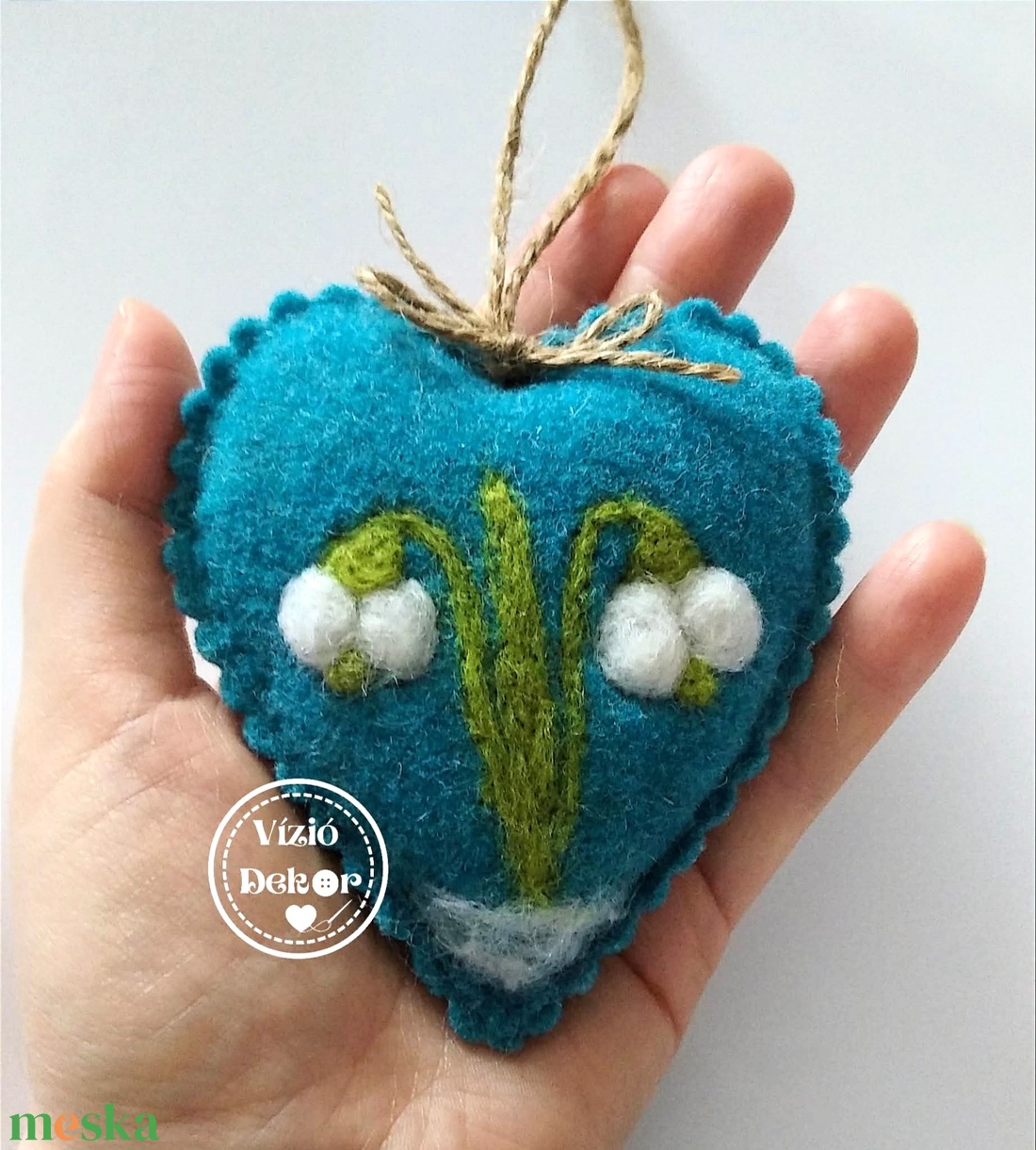 Tűnemezelt hóvirágos szív türkiz - otthon & életmód - dekoráció - fali és függő dekoráció - függődísz - Meska.hu