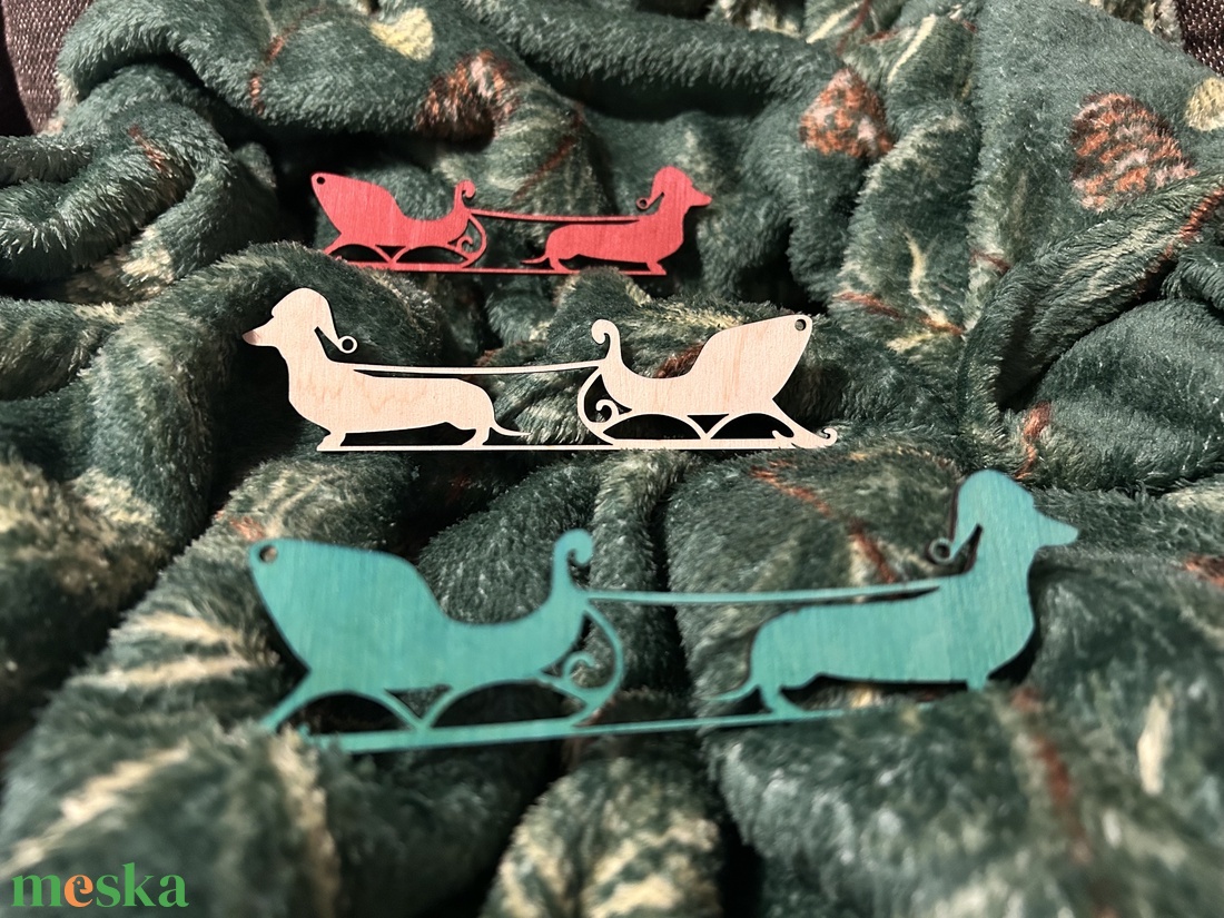 Vidám kutyás karácsonyfadísz  tacskó húzza a szánt! - 3db - karácsony - karácsonyi lakásdekoráció - karácsonyfadíszek - Meska.hu