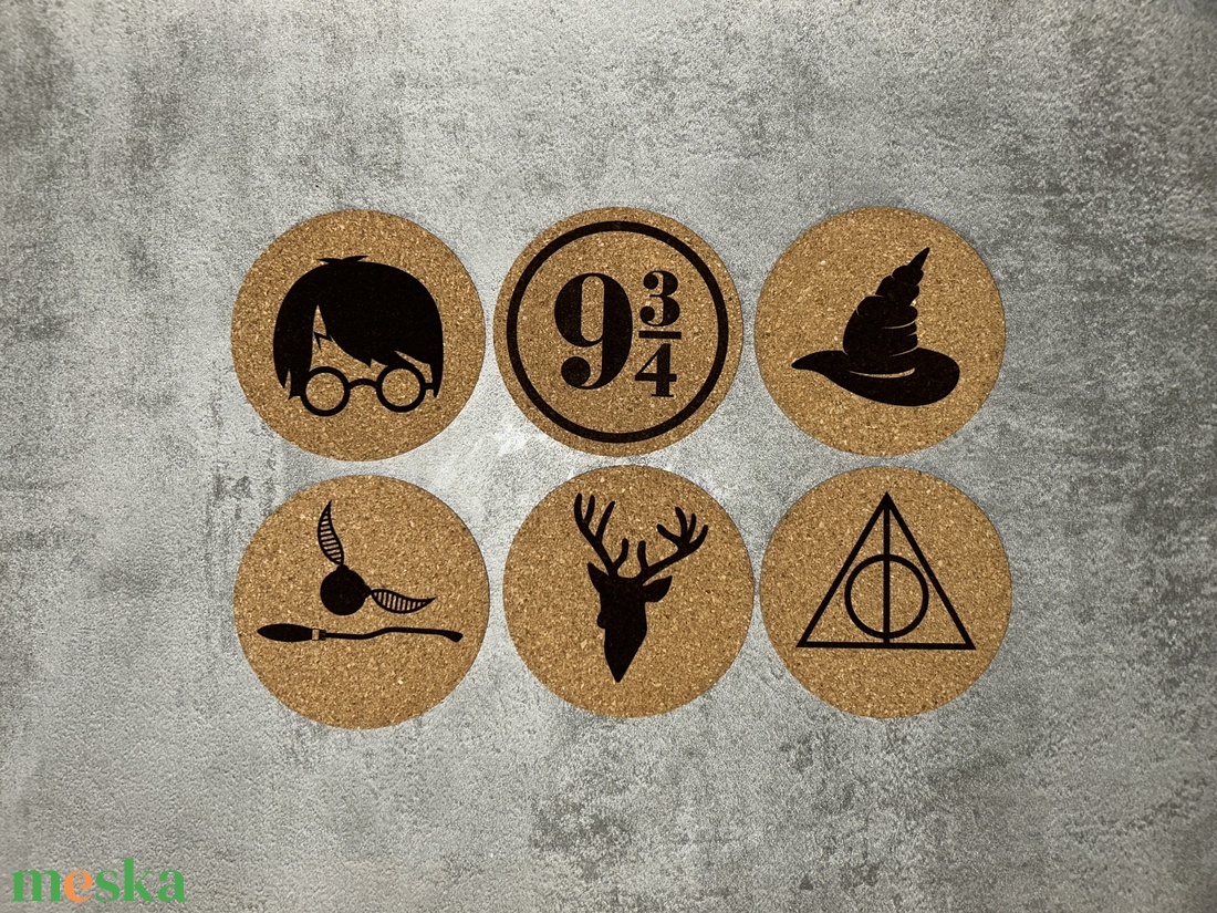 Harry Potter varázsvilágát idéző parafa poháralátétek egyedi dizájnnal - 6db - otthon & életmód - konyhafelszerelés, tálalás - tálalás - tányér- és poháralátét - Meska.hu Harry Potter varázsvilágát idéző parafa poháralátétek egyedi dizájnnal - 6db - otthon & életmód - konyhafelszerelés, tálalás - tálalás - tányér- és poháralátét - Meska.hu