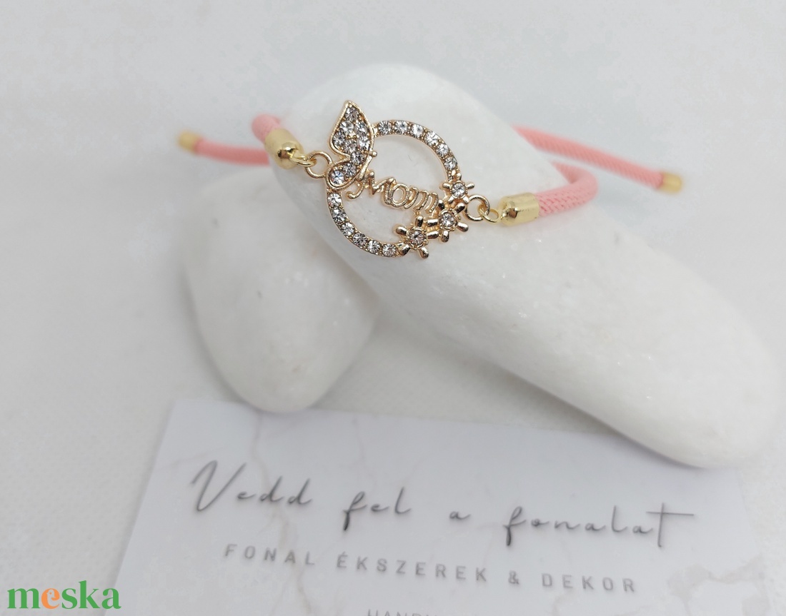 Különleges Mom feliratos, anya medállal zsinór karkötő - ékszer - karkötő - karkötő medállal - Meska.hu Különleges Mom feliratos, anya medállal zsinór karkötő - ékszer - karkötő - karkötő medállal - Meska.hu