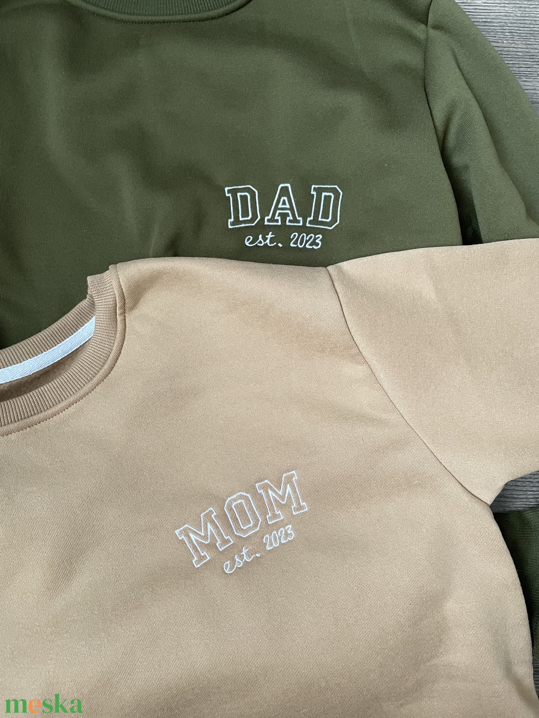 Mom és Dad feliratos PÁROS hímzett pulóver - ruha & divat - páros szett - női-férfi páros szett - Meska.hu Mom és Dad feliratos PÁROS hímzett pulóver - ruha & divat - páros szett - női-férfi páros szett - Meska.hu