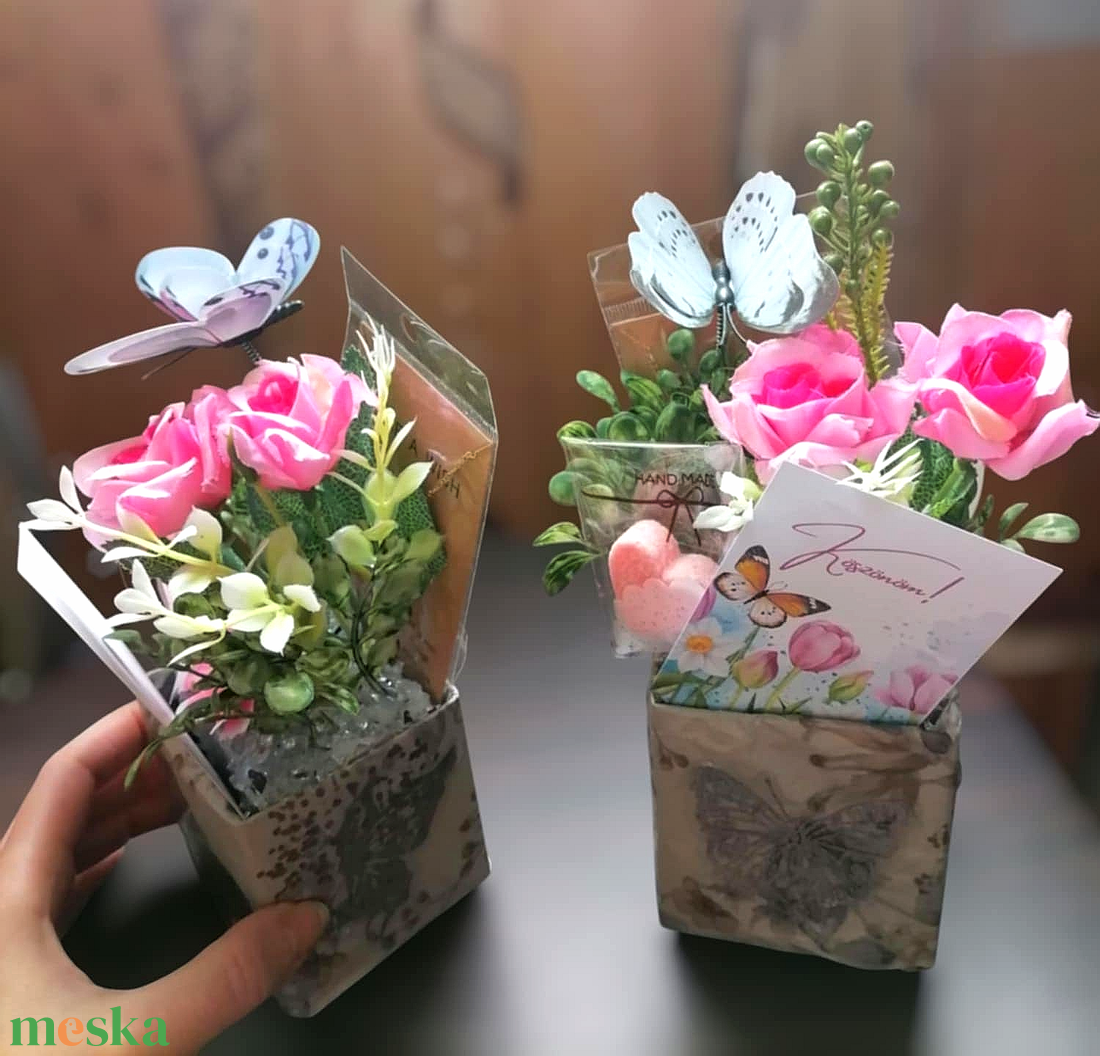 Pillangós virág-és ajándék box (kisebb fürdőbombával), 2 féle - otthon & életmód - dekoráció - virágdísz és tartó - virágbox, virágdoboz - Meska.hu Pillangós virág-és ajándék box (kisebb fürdőbombával), 2 féle - otthon & életmód - dekoráció - virágdísz és tartó - virágbox, virágdoboz - Meska.hu