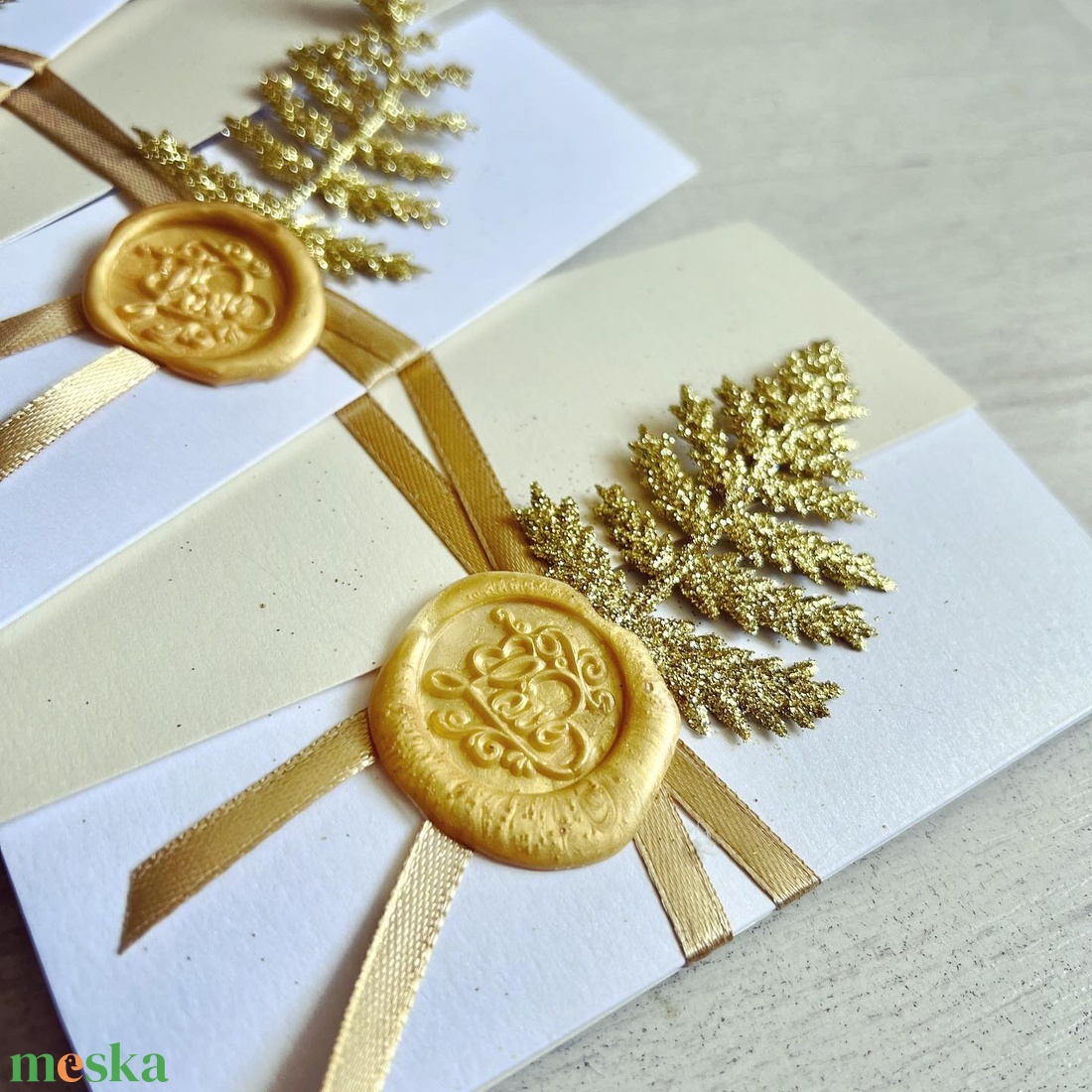 Kihajtható esküvői meghívó arany dekorációval és viaszpecséttel - esküvő - meghívó & kártya - meghívó - Meska.hu