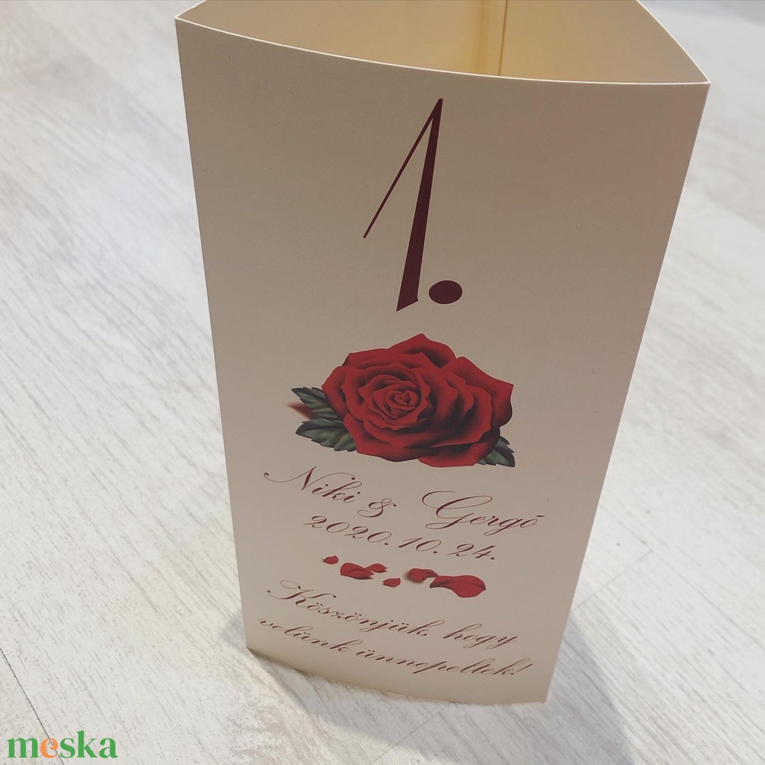 Krém - vörös rózsa menüháromszög - esküvő - meghívó & kártya - menü - Meska.hu