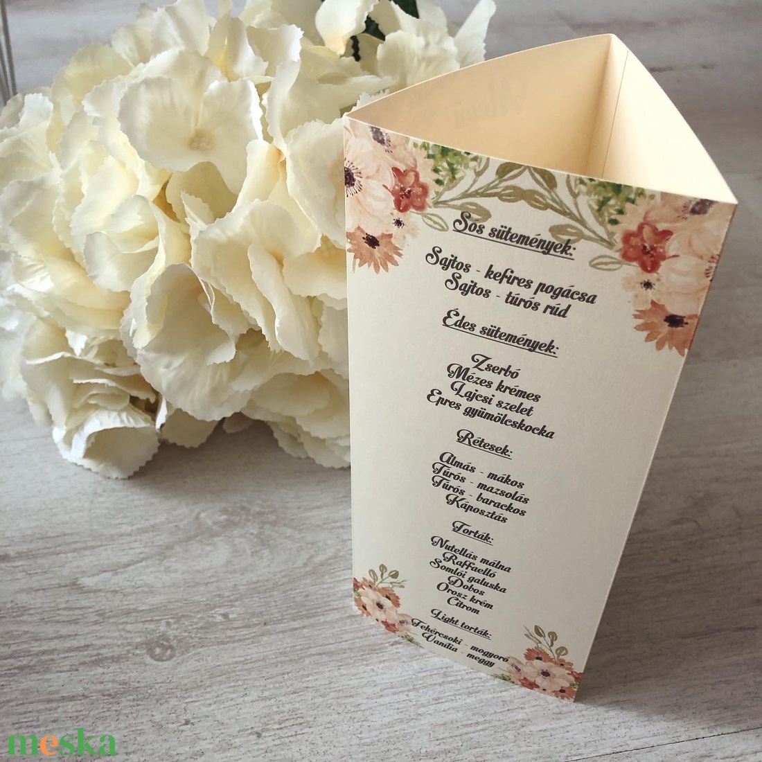 Krém-barack virágos ültetőkártya és menüháromszög csomag - esküvő - meghívó & kártya - menü - Meska.hu