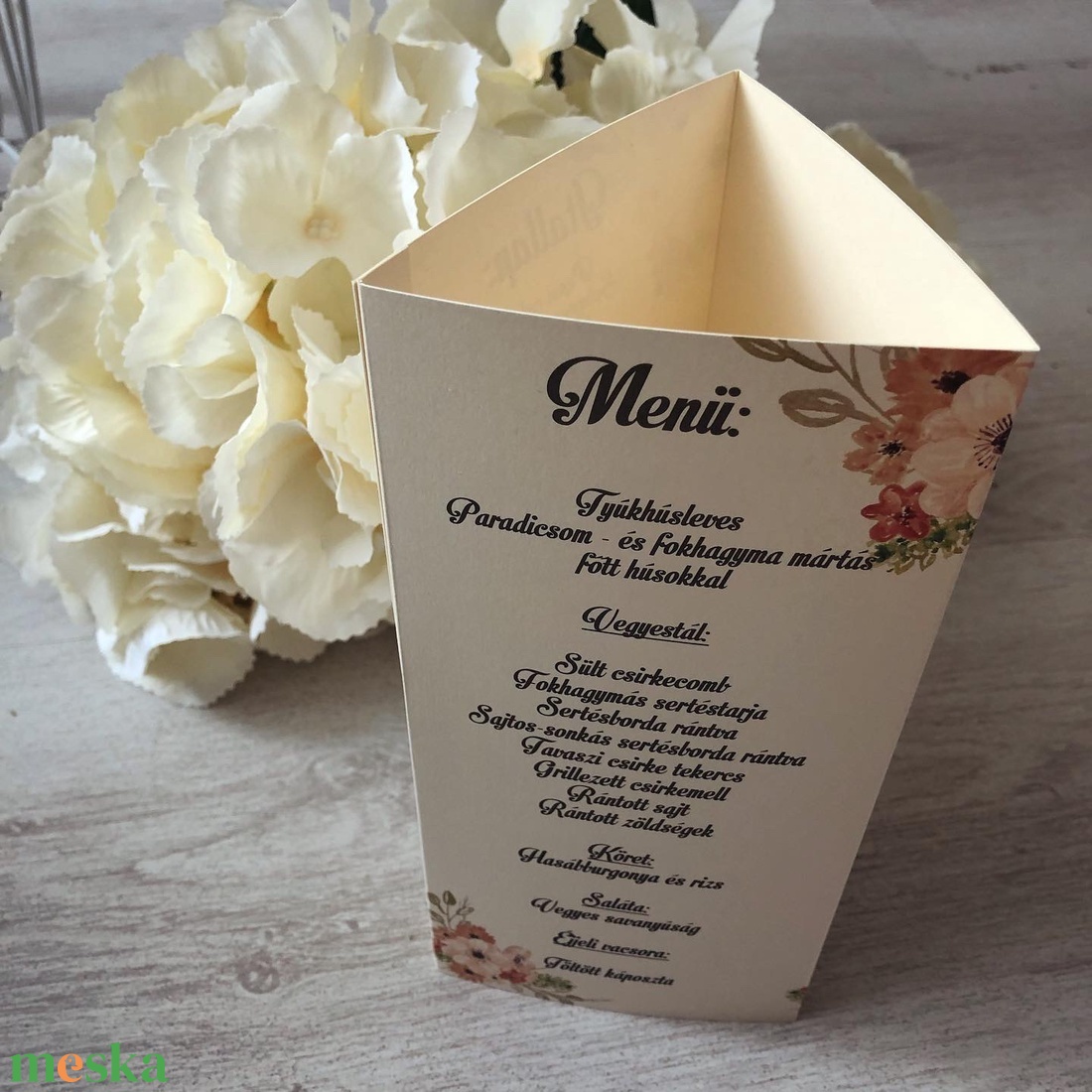 Krém-barack virágos ültetőkártya és menüháromszög csomag - esküvő - meghívó & kártya - menü - Meska.hu
