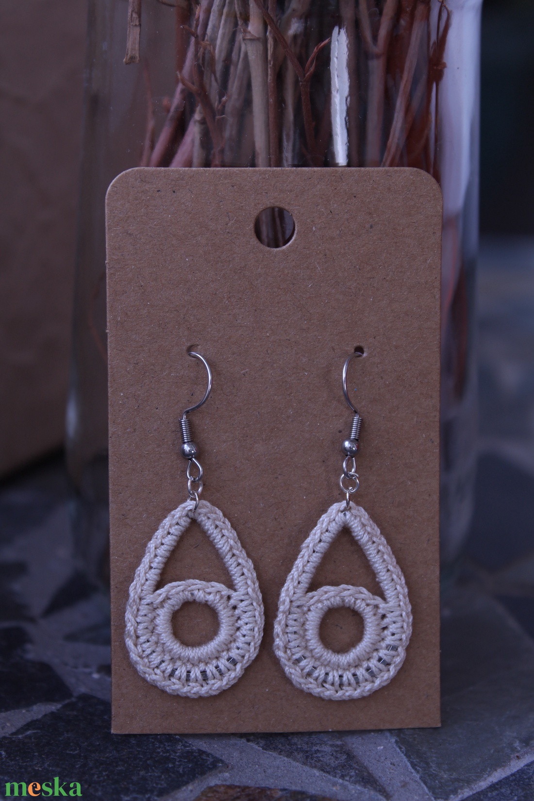 Cseppentő horgolt fülbevaló (bézs) - ékszer - fülbevaló - lógó csepp fülbevaló - Meska.hu