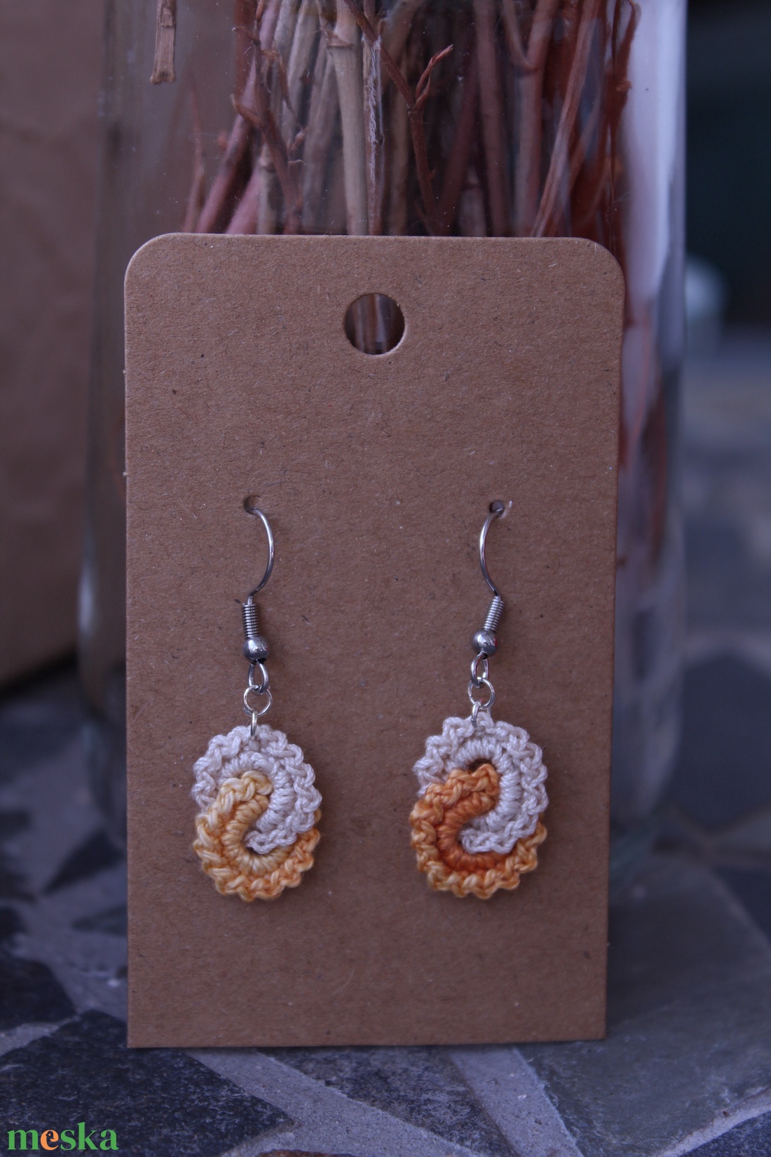 Áramló horgolt fülbevaló (bézs-narancssárga színátmenetes) - ékszer - fülbevaló - lógó fülbevaló - Meska.hu