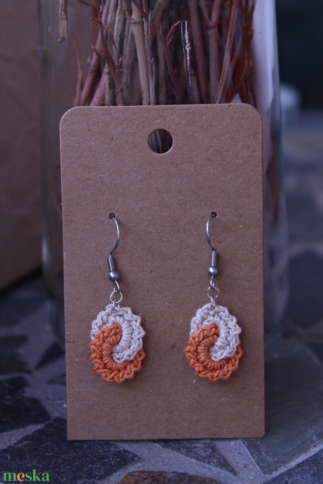 Áramló horgolt fülbevaló (bézs-narancssárga) - ékszer - fülbevaló - lógó fülbevaló - Meska.hu