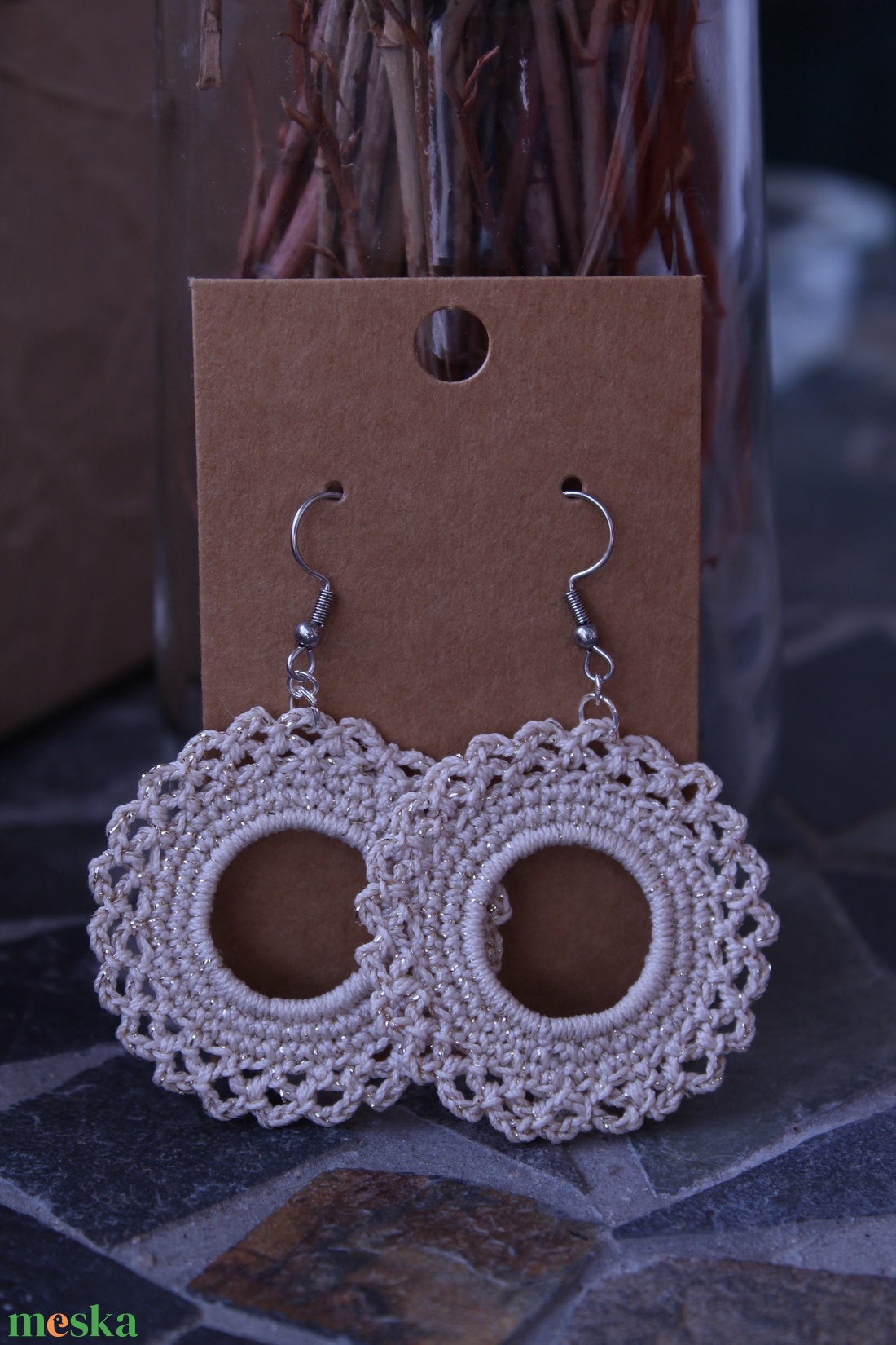 Bazsarózsa horgolt fülbevaló (bézs-csillogós) - ékszer - fülbevaló - lógós kerek fülbevaló - Meska.hu