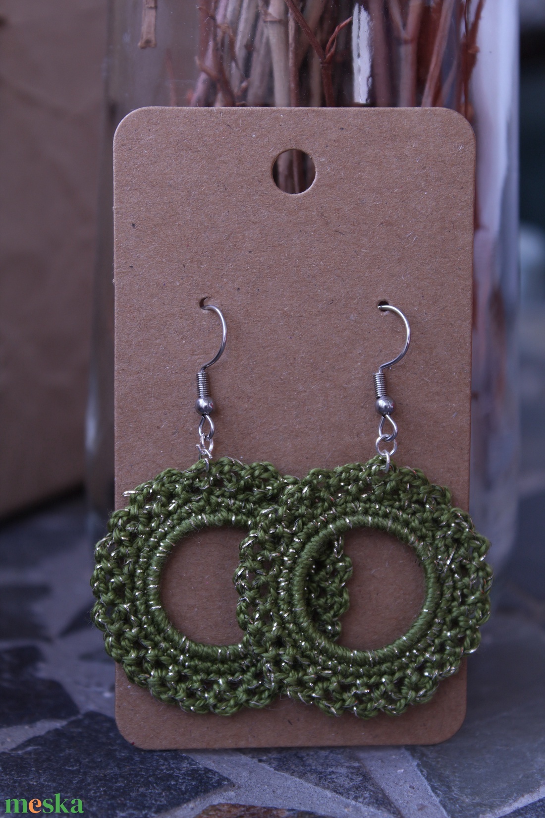 Bazsarózsa horgolt fülbevaló (zöld-csillogós) - ékszer - fülbevaló - lógós kerek fülbevaló - Meska.hu