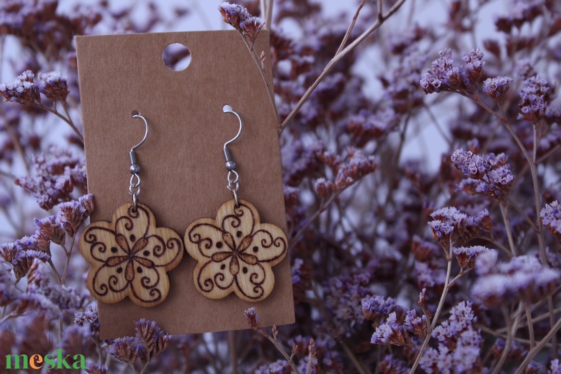 Virágom fából készült fülbevaló 6# - ékszer - fülbevaló - lógó fülbevaló - Meska.hu