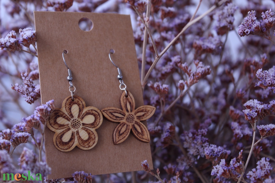 Virágom fából készült fülbevaló 5# - ékszer - fülbevaló - lógó fülbevaló - Meska.hu