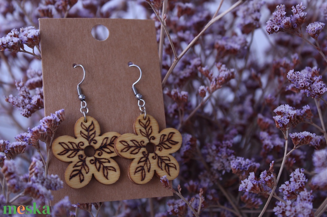 Virágom fából készült fülbevaló 4# - ékszer - fülbevaló - lógó fülbevaló - Meska.hu